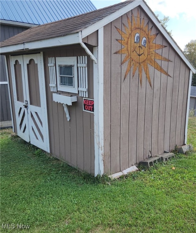 view of outbuilding featuring a yard