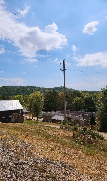 view of yard featuring an outbuilding