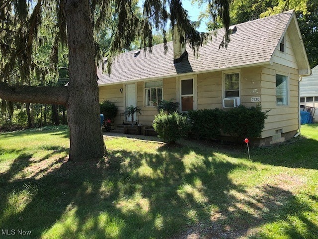 view of front of property with a front yard