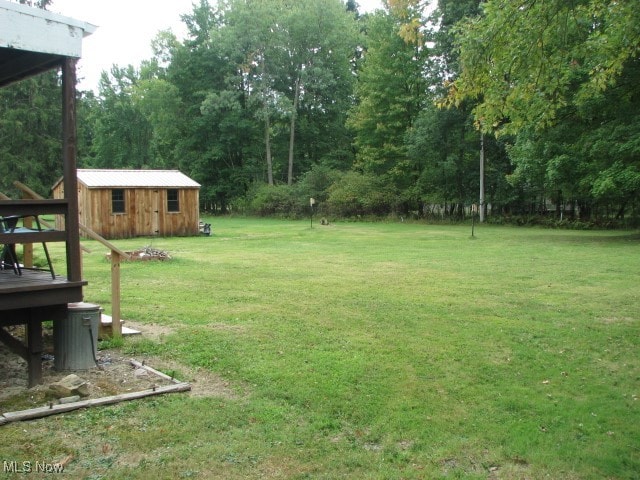 view of yard with a shed