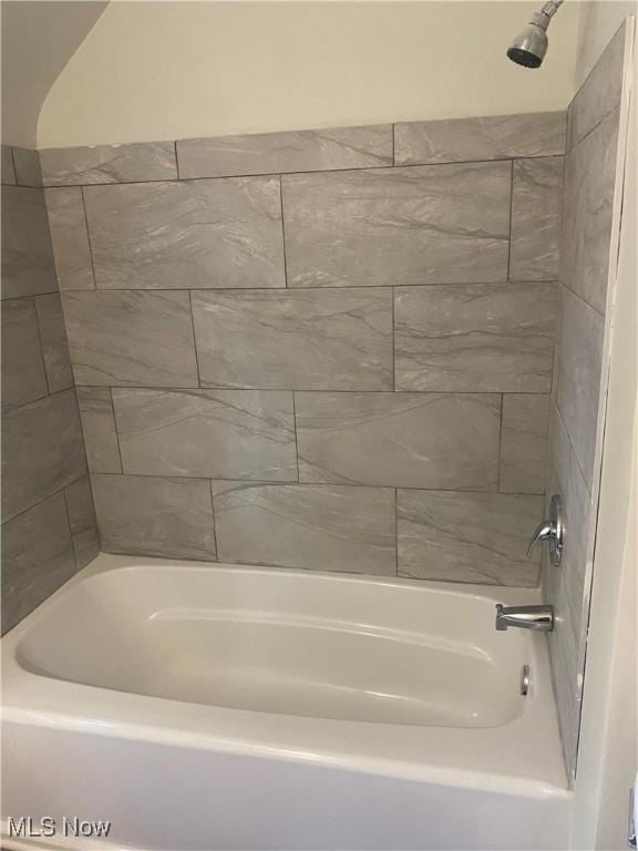 bathroom with tiled shower / bath combo