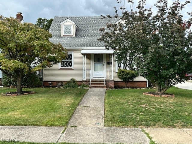 view of front facade featuring a front lawn