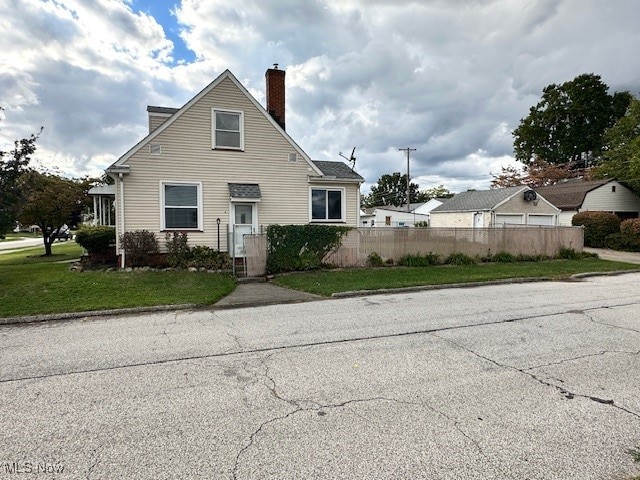 view of front of property featuring a front yard