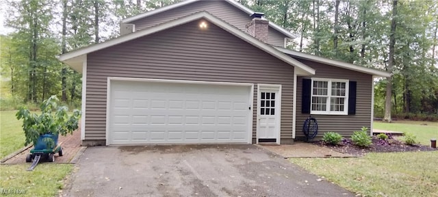 view of front of property featuring a front yard