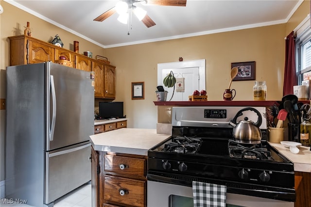 kitchen featuring crown molding, stainless steel appliances, and ceiling fan