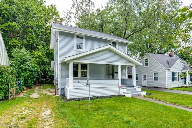 view of front of house with a front lawn