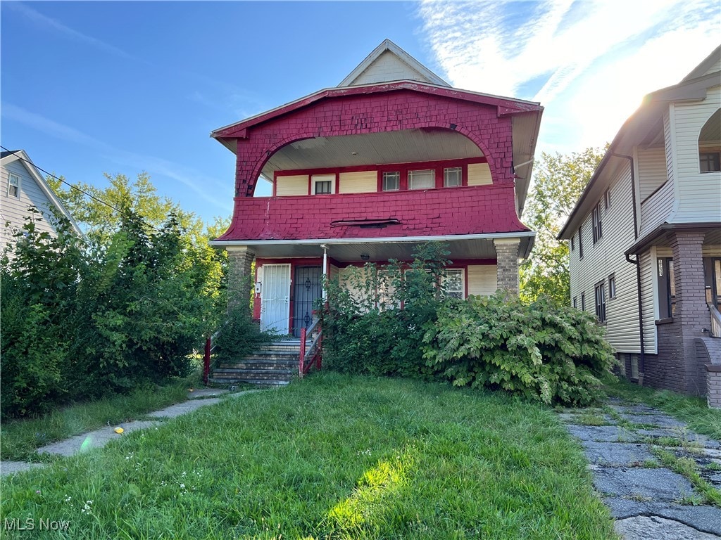 view of front of home featuring a front lawn