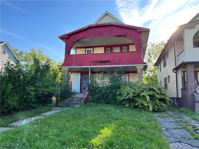 view of front of home featuring a front lawn