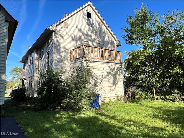 view of side of home featuring a yard