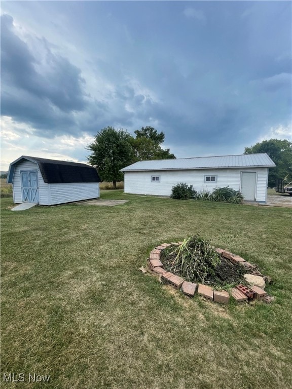 view of yard featuring a storage shed