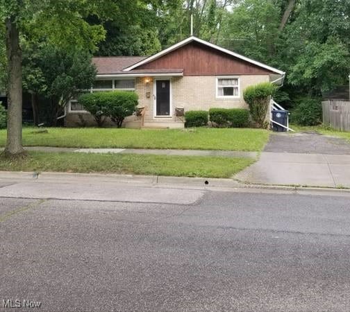 ranch-style house featuring a front lawn