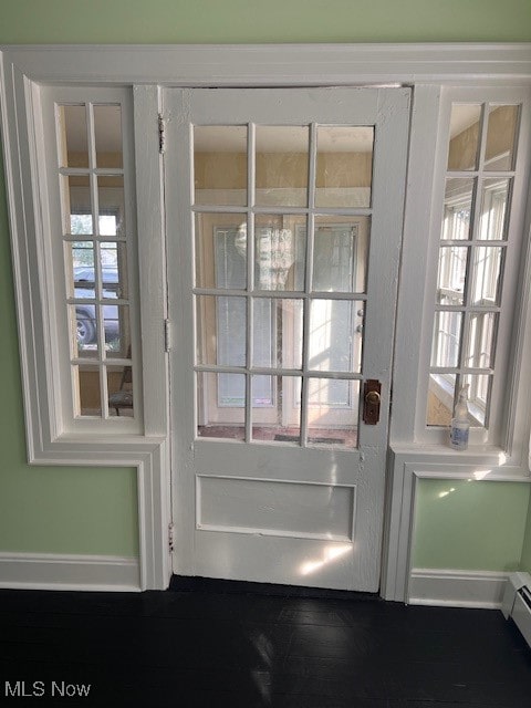 entryway featuring baseboards