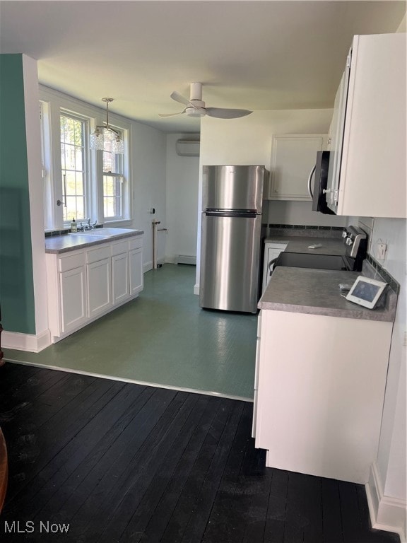 kitchen featuring a wall mounted air conditioner, dark wood finished floors, white cabinetry, stainless steel appliances, and ceiling fan