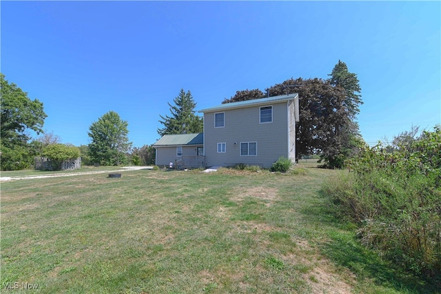 view of front of home featuring a front lawn