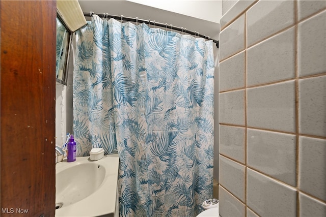 bathroom featuring shower / tub combo and sink