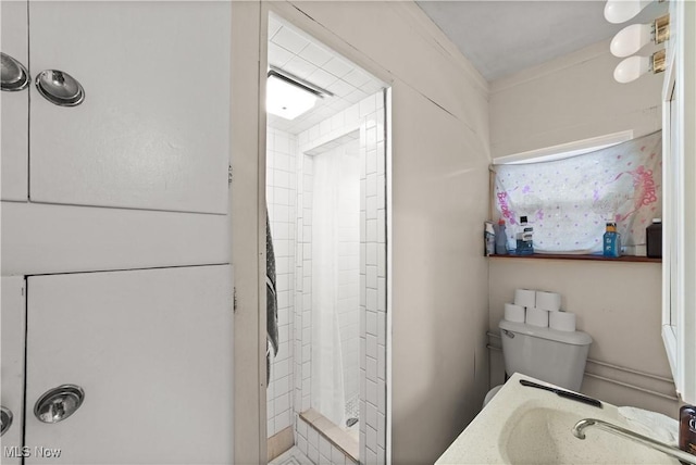 bathroom with a shower with shower curtain, sink, toilet, and crown molding