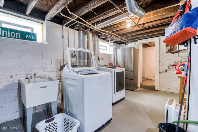 laundry area featuring sink and washing machine and dryer