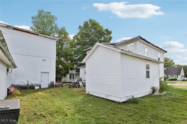 view of side of property featuring a yard