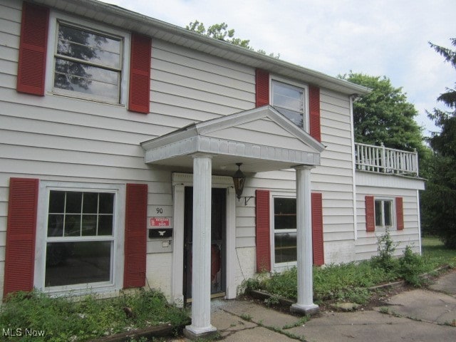 view of front facade featuring a balcony