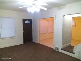 foyer entrance with ceiling fan