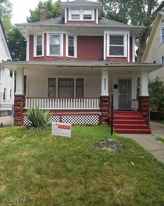 view of front of property with a porch and a front lawn