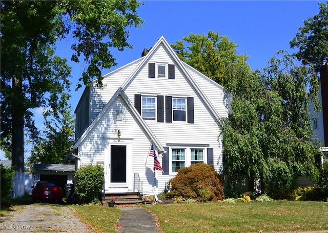 view of front of house featuring a front lawn