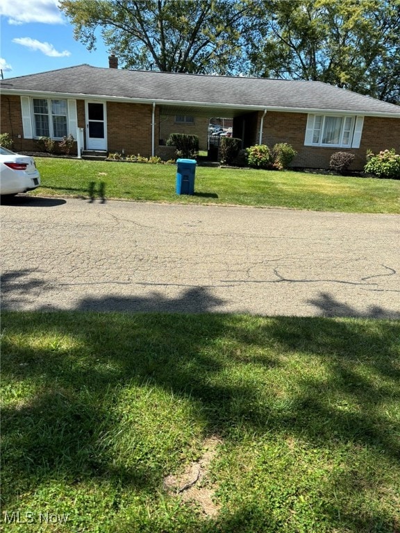 single story home featuring a front yard