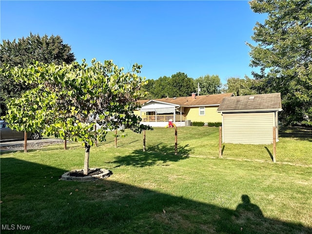 view of yard featuring a shed