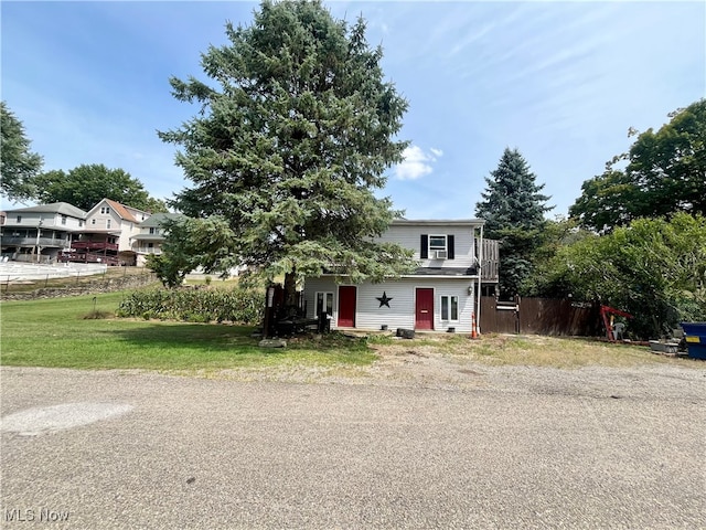 view of front of home featuring a front yard