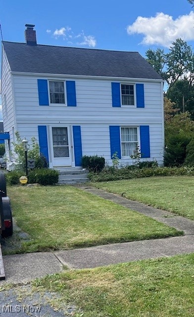 view of front of home featuring a front lawn