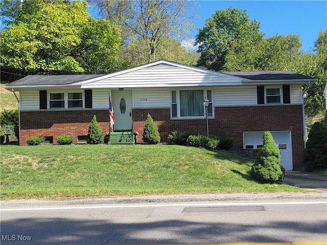 view of front of home featuring a garage and a front yard