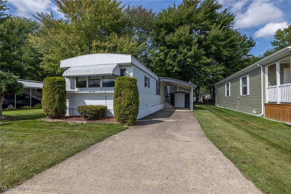 view of front facade with a front lawn