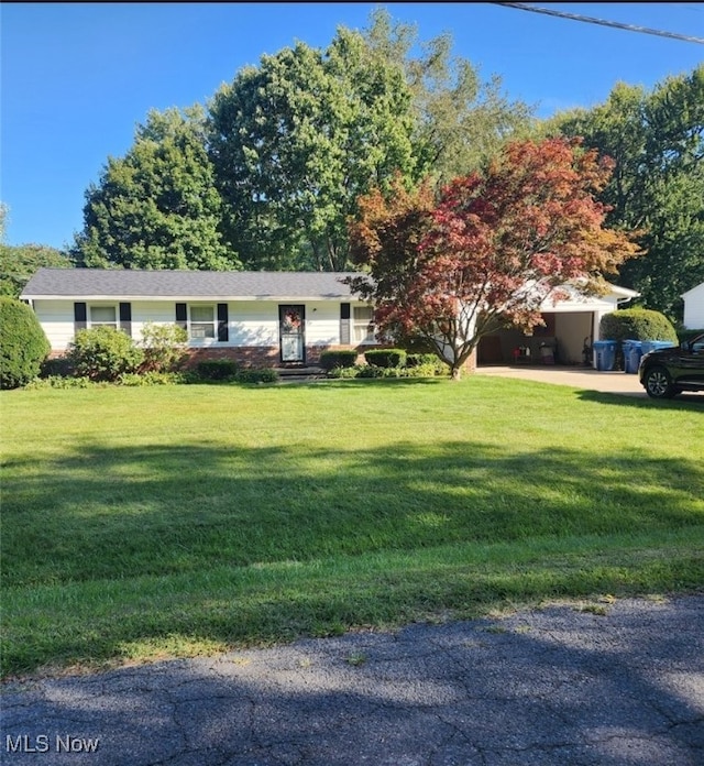 view of front facade with a front lawn