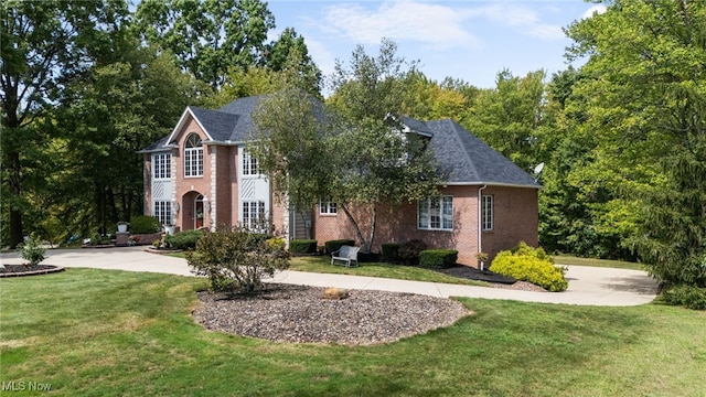 view of front of home featuring a front yard