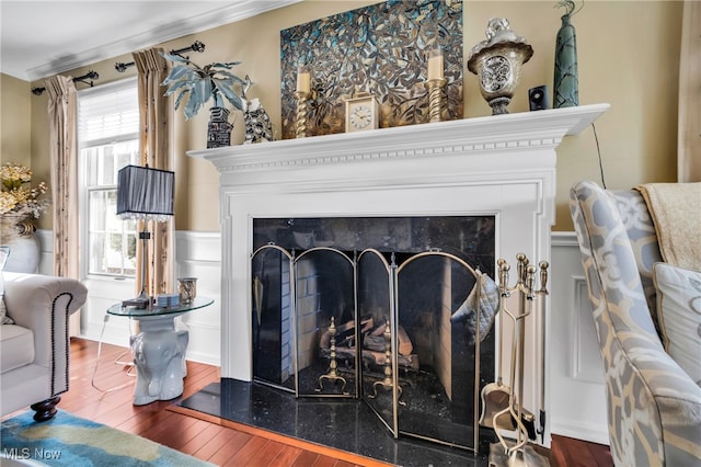 room details with crown molding and hardwood / wood-style floors