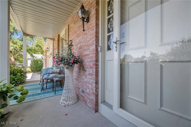 property entrance featuring a porch