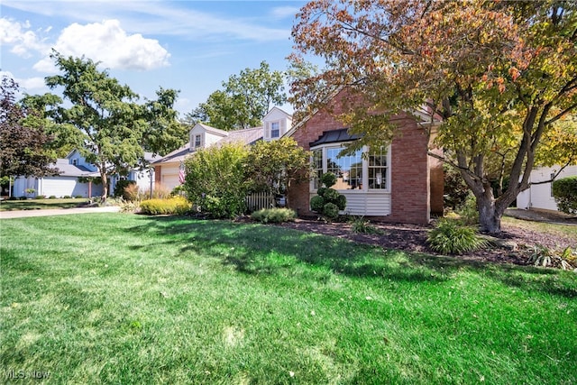 view of front of property featuring a front yard