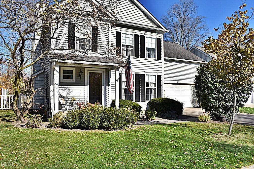 view of front facade featuring a front yard and a garage