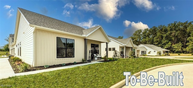 view of front facade featuring a front yard