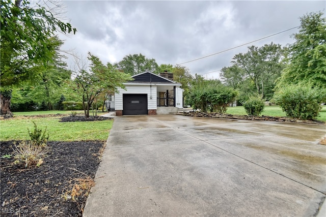 view of front of house featuring a garage and a front yard