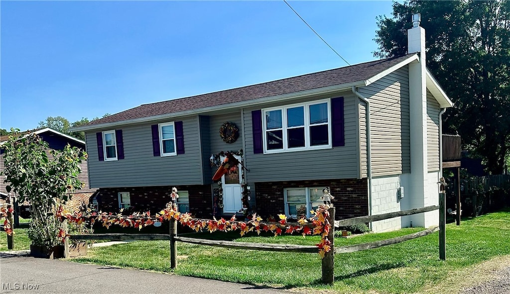 bi-level home featuring a front lawn