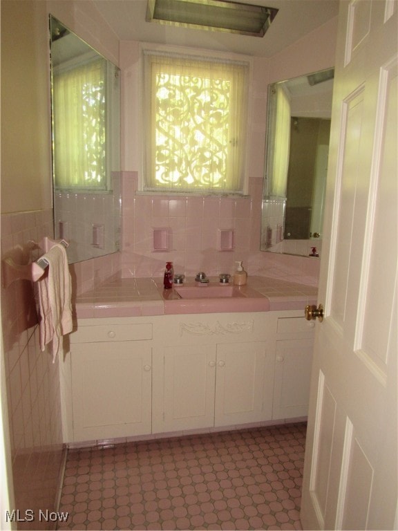 bathroom featuring tasteful backsplash and sink