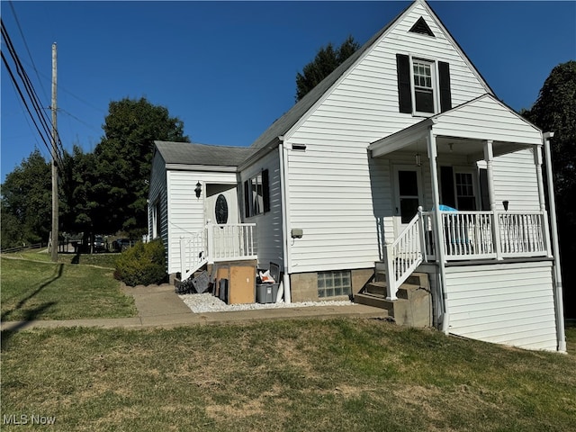 back of house featuring a yard