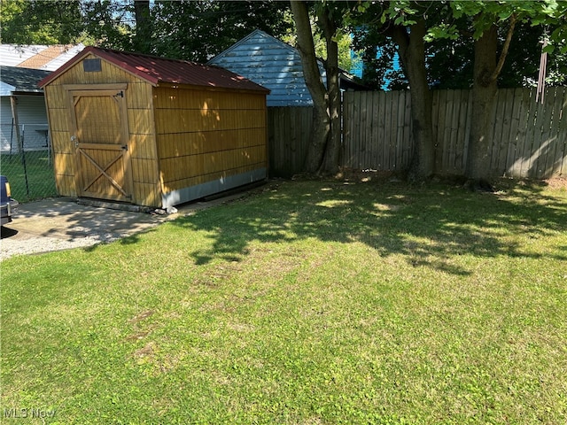 view of yard featuring a shed