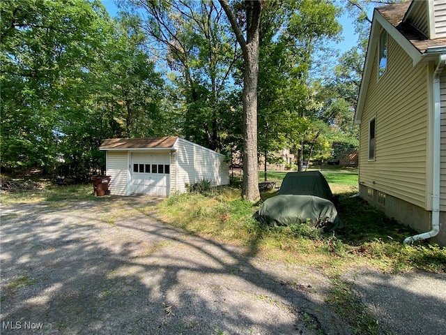 view of yard featuring an outdoor structure and a garage