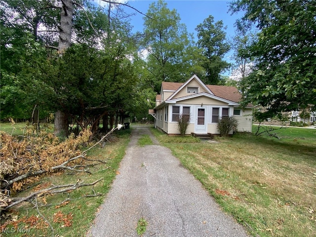 view of front of house featuring a front lawn