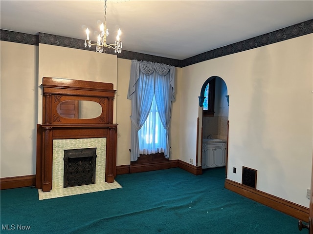 unfurnished living room featuring carpet flooring, sink, and a chandelier