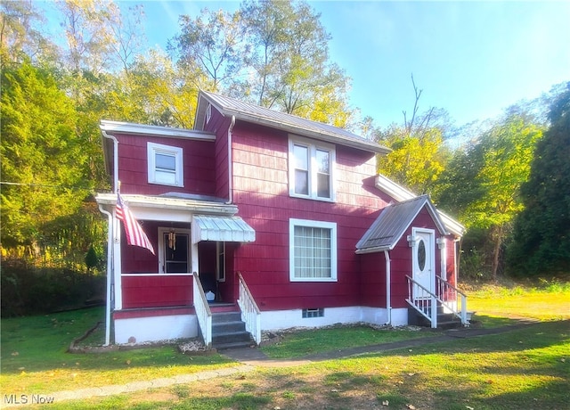 view of front of property with a front yard