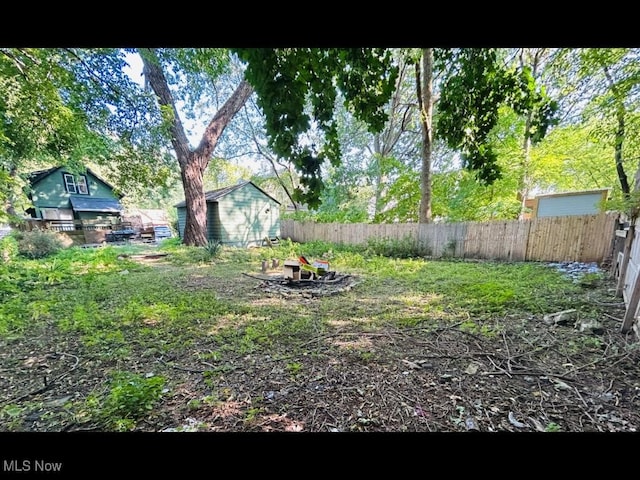 view of yard with a storage shed