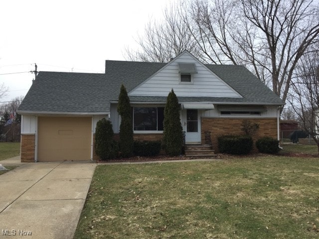 view of front of house featuring a garage and a front yard